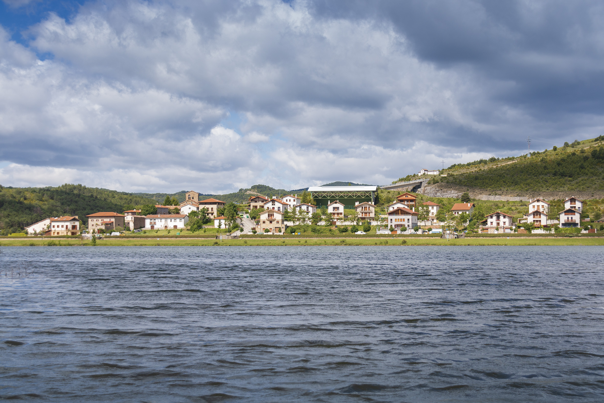 pueblo de Nagore detrás del embalse